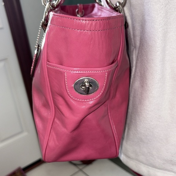 Coach Vintage Gallery Tote patent leather pink embossed logo side pockets EUC - Picture 9 of 17